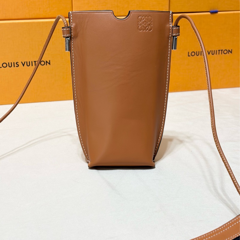 ✨經典好看 Loewe 路易威登 焦糖色 logo 手機包 肩背/斜背小包-3