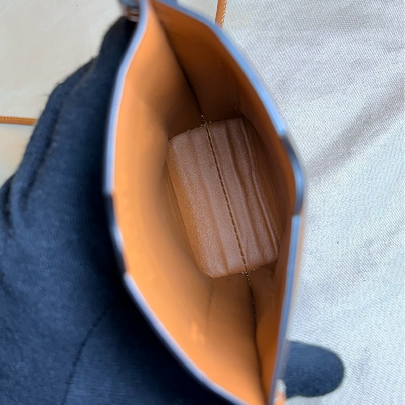 ✨經典好看 Loewe 路易威登 焦糖色 logo 手機包 肩背/斜背小包-4