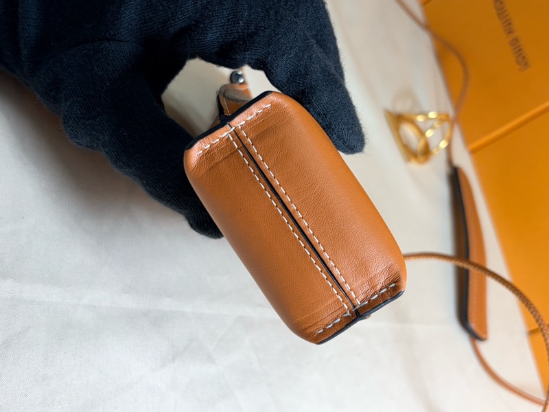 ✨經典好看 Loewe 路易威登 焦糖色 logo 手機包 肩背/斜背小包-5