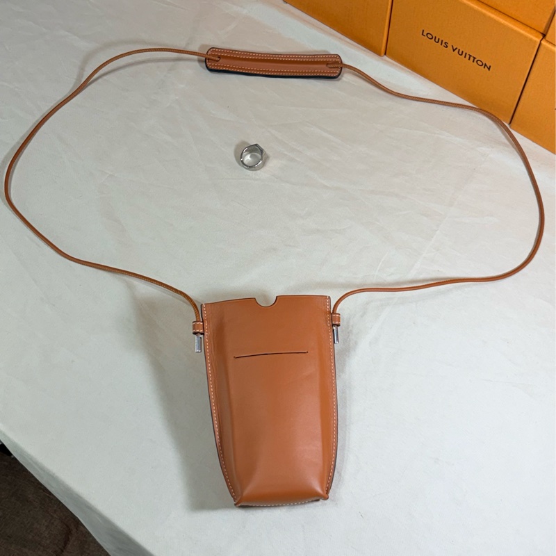 ✨經典好看 Loewe 路易威登 焦糖色 logo 手機包 肩背/斜背小包-6