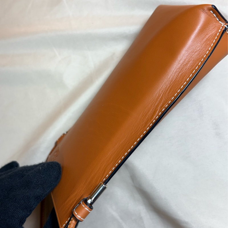 ✨經典好看 Loewe 路易威登 焦糖色 logo 手機包 肩背/斜背小包-7