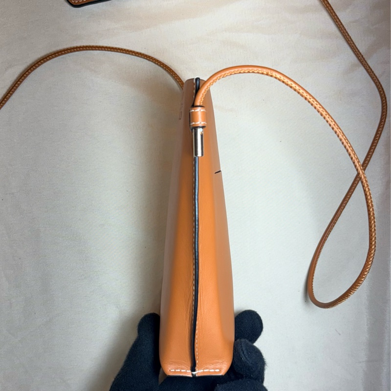 ✨經典好看 Loewe 路易威登 焦糖色 logo 手機包 肩背/斜背小包-9