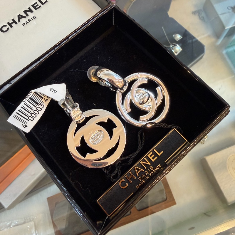 Chanel 97P 銀色 CC Turn lock 書包扣 耳夾-2