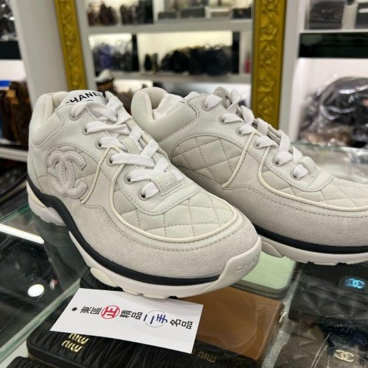 東區正精品㊣CHANEL G40184 近全新香奈兒淺灰色菱格紋布面拼麂皮小牛皮休閒鞋運動鞋球鞋 38號 RZ6221-1