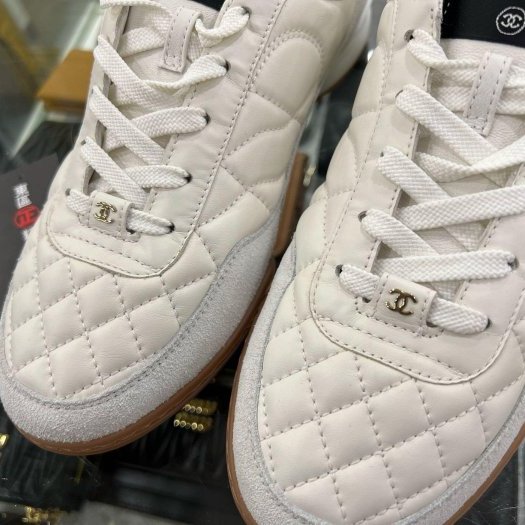 東區正精品㊣CHANEL G45355 全新香奈兒米色菱格紋布面拼麂皮小牛皮金色雙C膠底休閒鞋運動鞋球鞋 38號 RZ6222-3