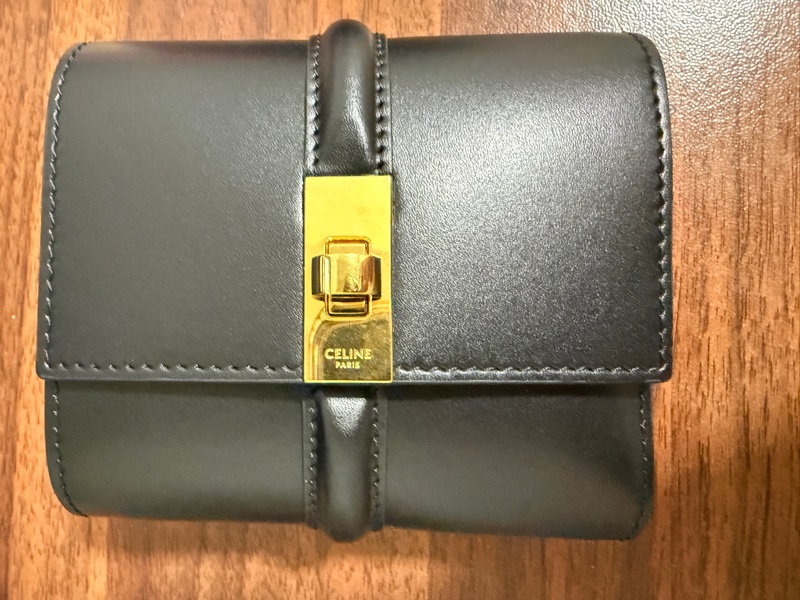 celine 16小牛皮 黑色金鈕扣三折短夾-0