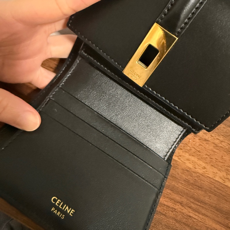 celine 16小牛皮 黑色金鈕扣三折短夾-2