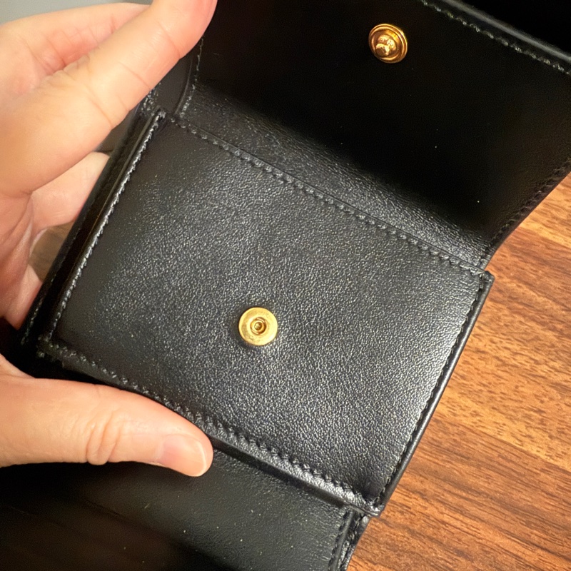 celine 16小牛皮 黑色金鈕扣三折短夾-4