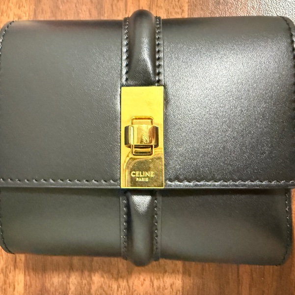 celine 16小牛皮 黑色金鈕扣三折短夾-5