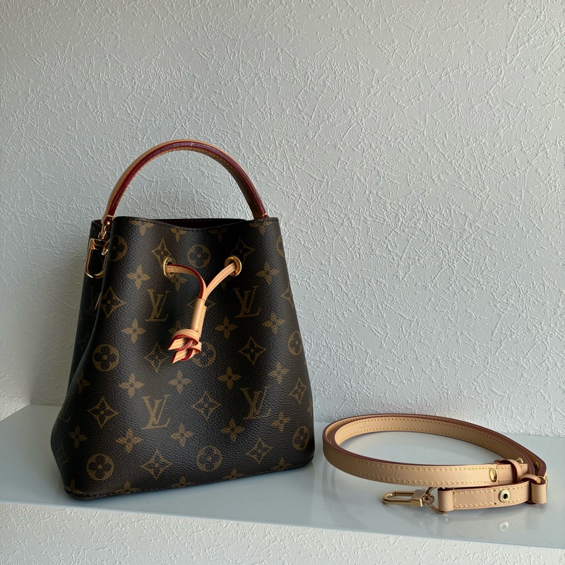 lv 花紋水桶BB 手提斜背兩用-5