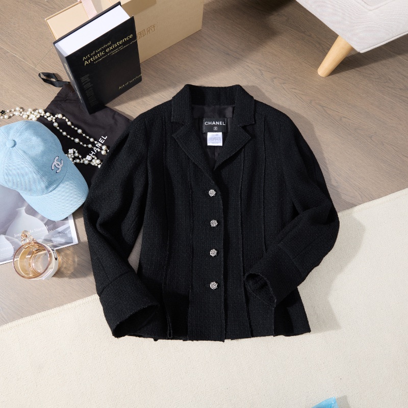 ❤️CHANEL 經典黑色外套 精緻下擺 Logo紐扣-0