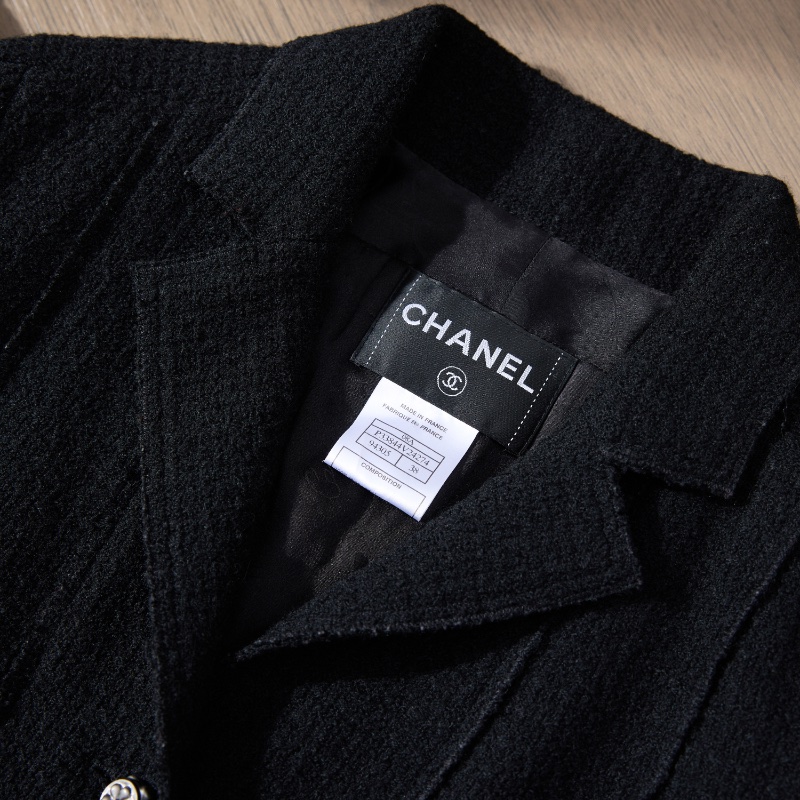 ❤️CHANEL 經典黑色外套 精緻下擺 Logo紐扣-3