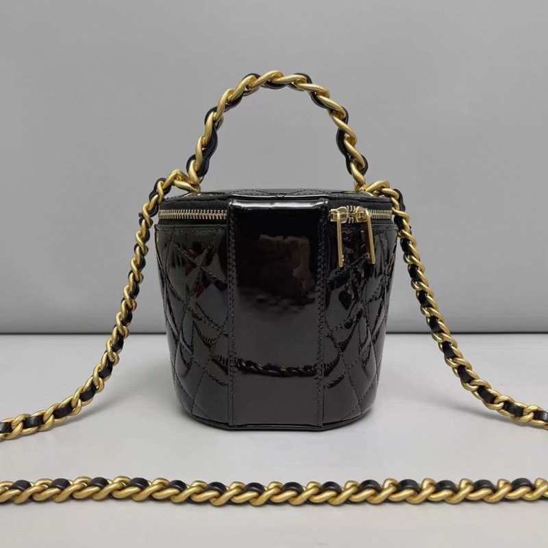 Chanel香奈兒 黑金漆皮菱格水桶包 芯片款-1