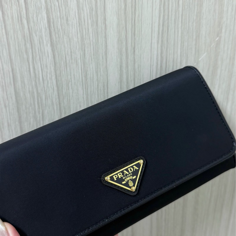 PRADA 經典三角LOGO 尼龍防刮牛皮拼接扣式長夾-1