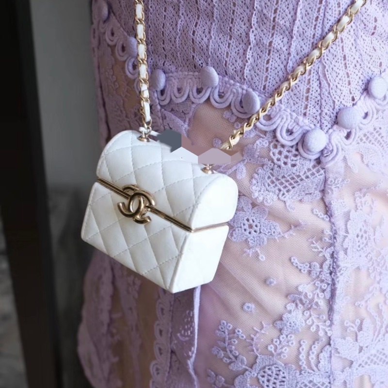 【96新 ✨ 全網最低價！】Chanel香奈兒 白金羊皮 耳機包 小盒子 容易襯疊衣服（下單前先詢問）-1