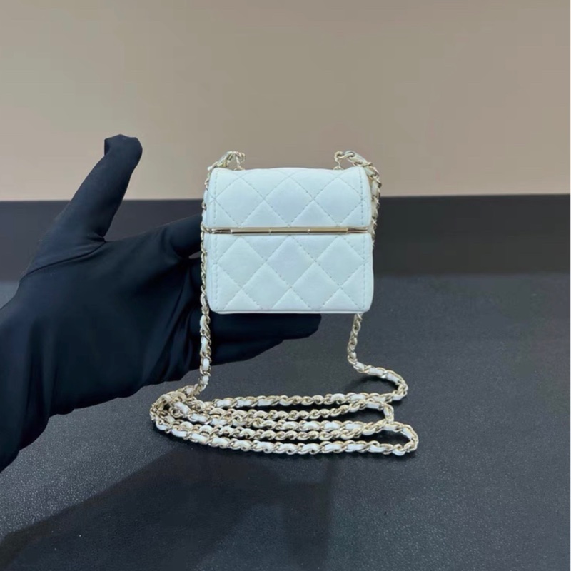 【96新 ✨ 全網最低價！】Chanel香奈兒 白金羊皮 耳機包 小盒子 容易襯疊衣服（下單前先詢問）-4