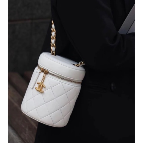 【95新 ✨ 全網最低價！】Chanel 香奈兒 圓筒包化妝包 羊皮 雙色鏈條晶片款 原價35000港幣 🥲