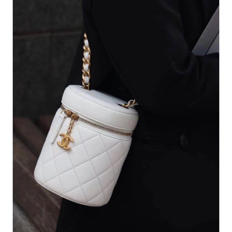 【95新 ✨ 全網最低價！】Chanel 香奈兒 圓筒包化妝包 羊皮 雙色鏈條晶片款 原價35000港幣 🥲-0