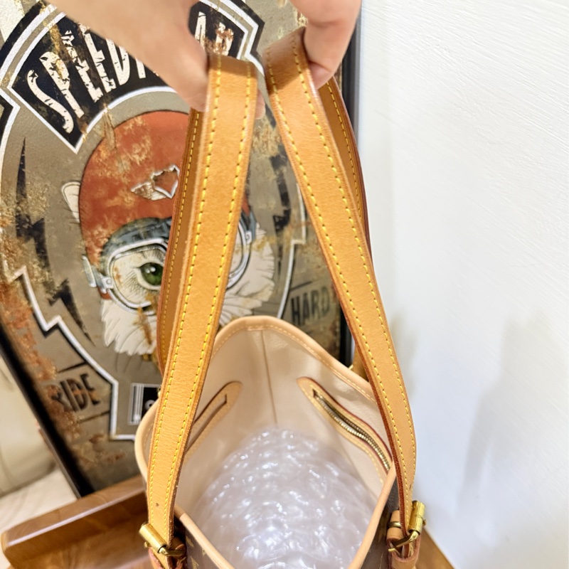 不錯的88新✨私物超甜賣🫶🏻 LV老花 小水桶  內裡全皮 肩背 手提都可以 經典好用又可愛-65