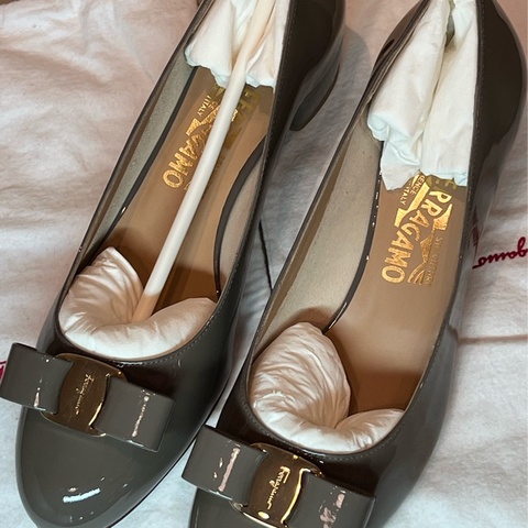 【全新現貨】Salvatore Ferragamo 經典 Vara 蝴蝶結漆皮低跟鞋 (優雅灰褐)
