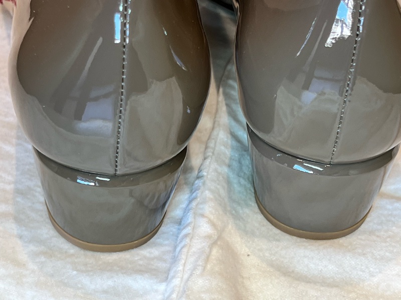 【全新現貨】Salvatore Ferragamo 經典 Vara 蝴蝶結漆皮低跟鞋 (優雅灰褐)-1