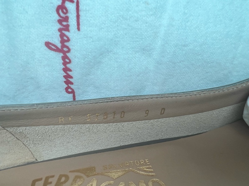 【全新現貨】Salvatore Ferragamo 經典 Vara 蝴蝶結漆皮低跟鞋 (優雅灰褐)-3