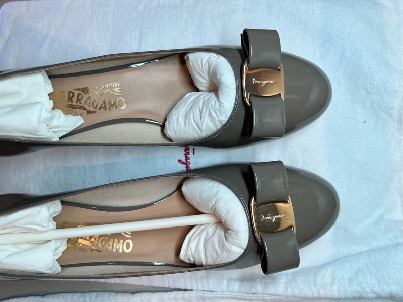 【全新現貨】Salvatore Ferragamo 經典 Vara 蝴蝶結漆皮低跟鞋 (優雅灰褐)-5