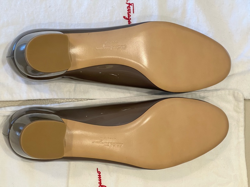 【全新現貨】Salvatore Ferragamo 經典 Vara 蝴蝶結漆皮低跟鞋 (優雅灰褐)-9