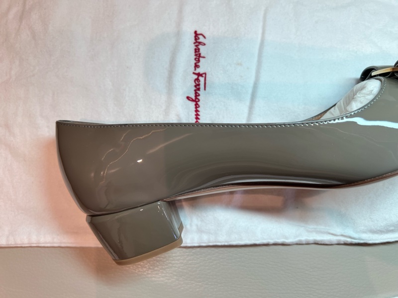【全新現貨】Salvatore Ferragamo 經典 Vara 蝴蝶結漆皮低跟鞋 (優雅灰褐)-11
