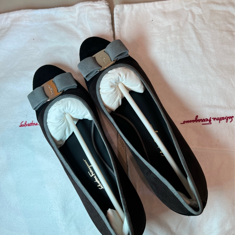 【全新現貨】Salvatore Ferragamo Vara 經典麂皮拼接低跟鞋-0