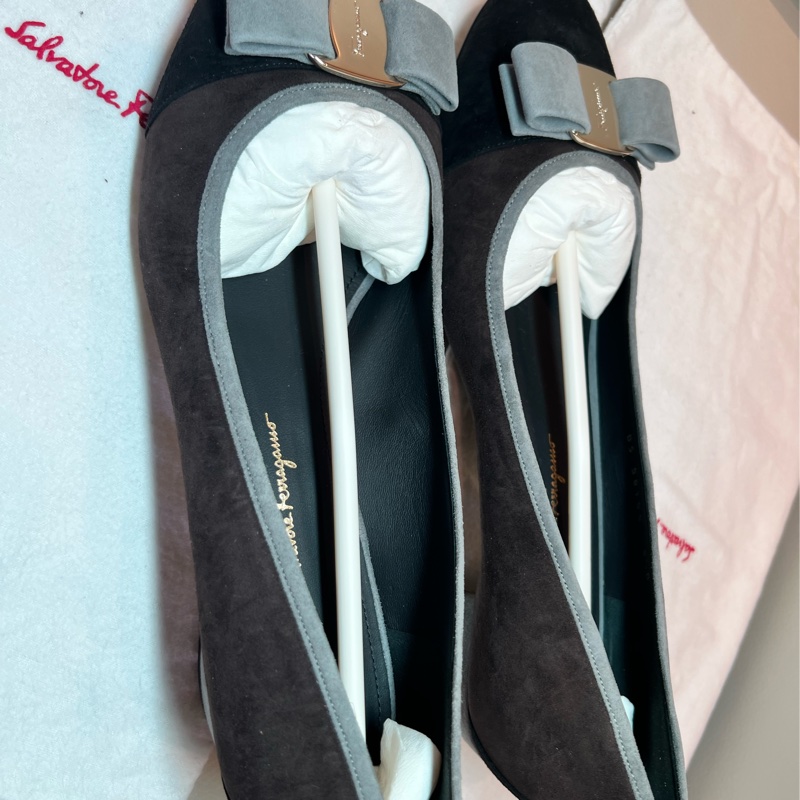 【全新現貨】Salvatore Ferragamo Vara 經典麂皮拼接低跟鞋-1