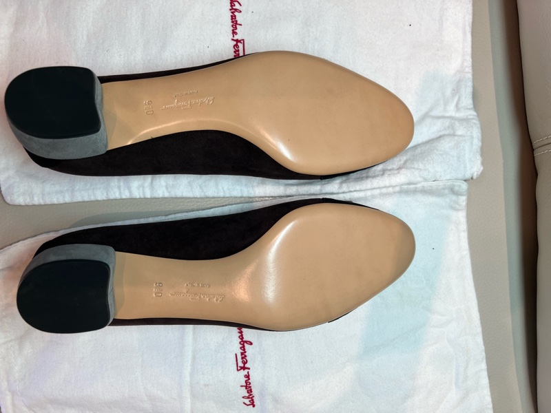 【全新現貨】Salvatore Ferragamo Vara 經典麂皮拼接低跟鞋-5
