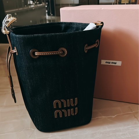 MIUMIU 24SS 丹寧帆布抽繩水桶包