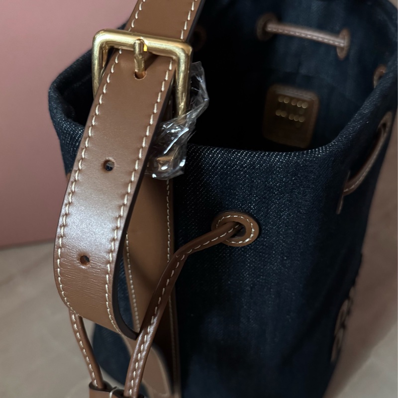 MIUMIU 24SS 丹寧帆布抽繩水桶包-1