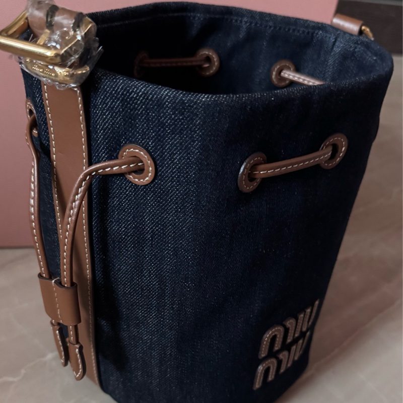 MIUMIU 24SS 丹寧帆布抽繩水桶包-2