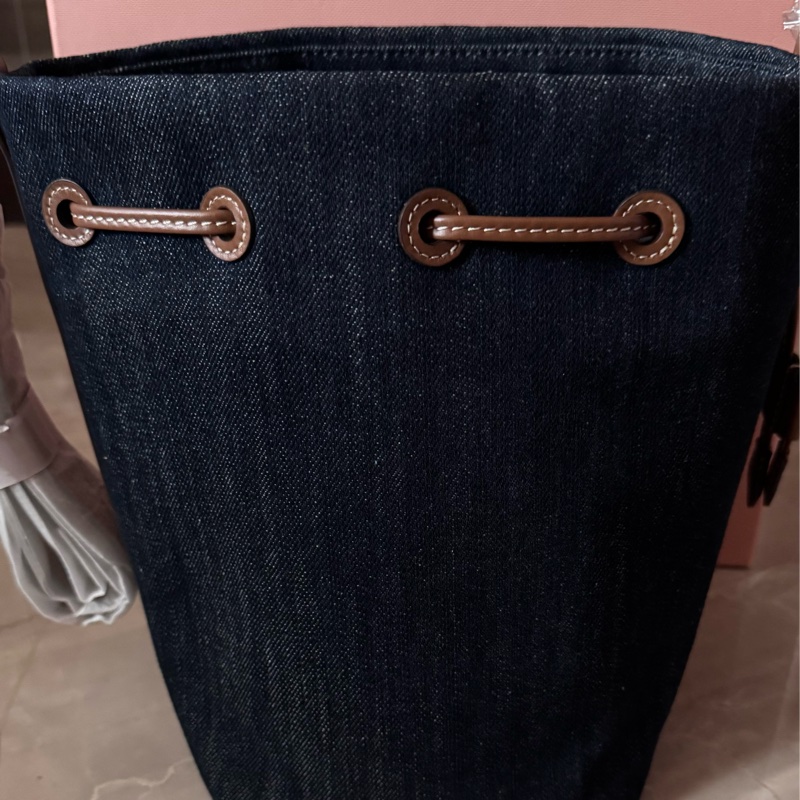 MIUMIU 24SS 丹寧帆布抽繩水桶包-3