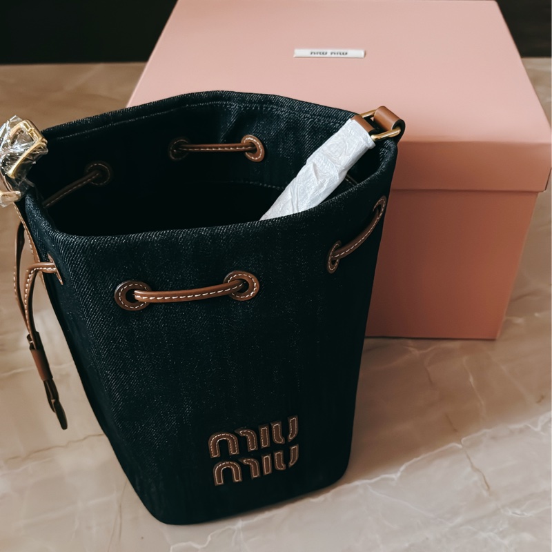 MIUMIU 24SS 丹寧帆布抽繩水桶包-4