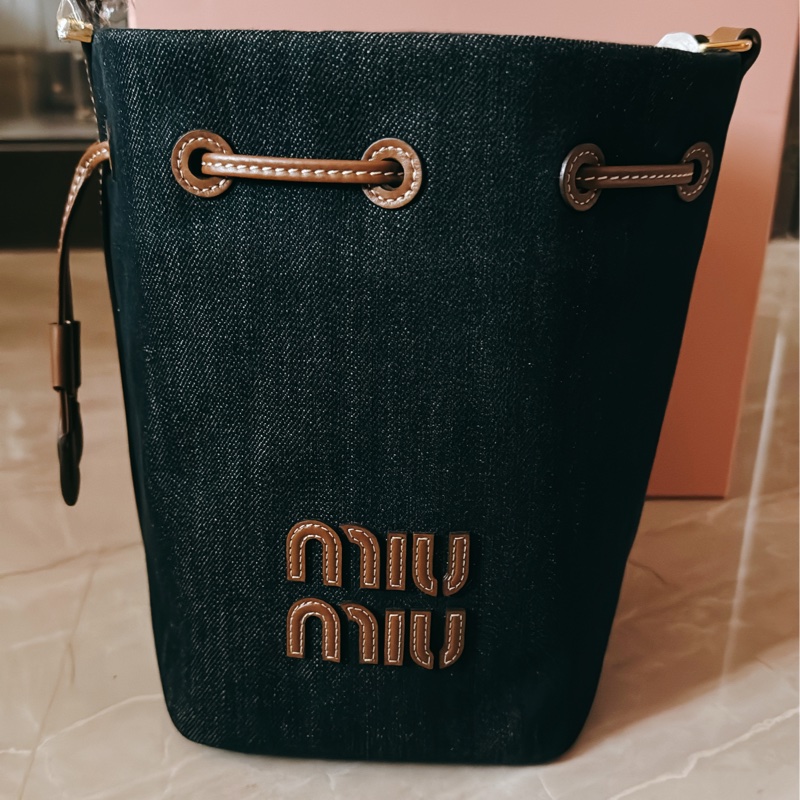 MIUMIU 24SS 丹寧帆布抽繩水桶包-5