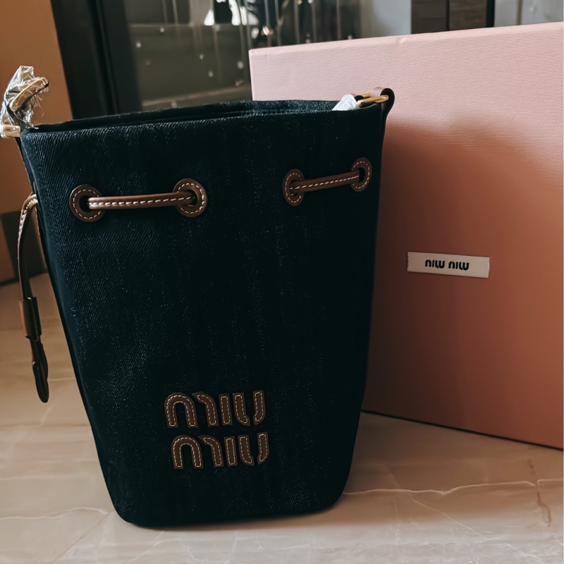MIUMIU 24SS 丹寧帆布抽繩水桶包-6