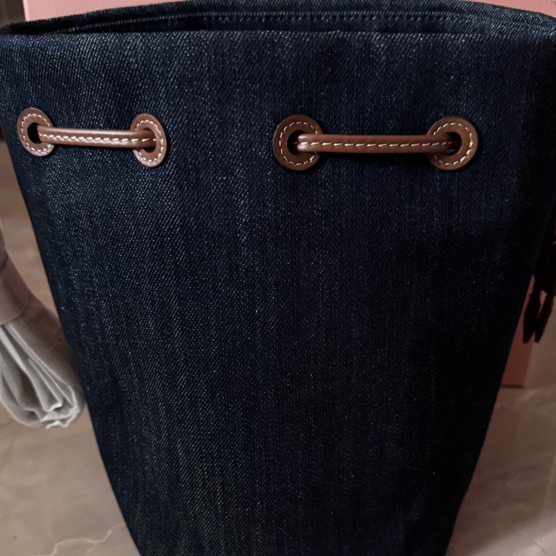 MIUMIU 24SS 丹寧帆布抽繩水桶包-7