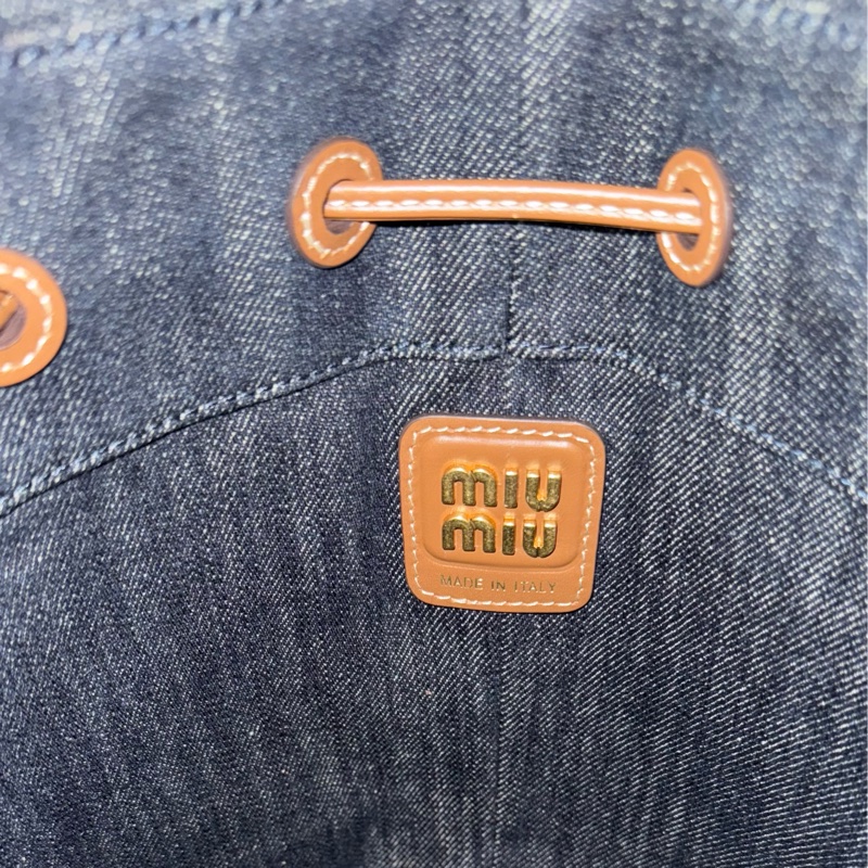 MIUMIU 24SS 丹寧帆布抽繩水桶包-8