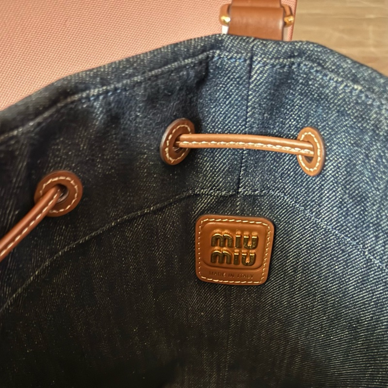 MIUMIU 24SS 丹寧帆布抽繩水桶包-9