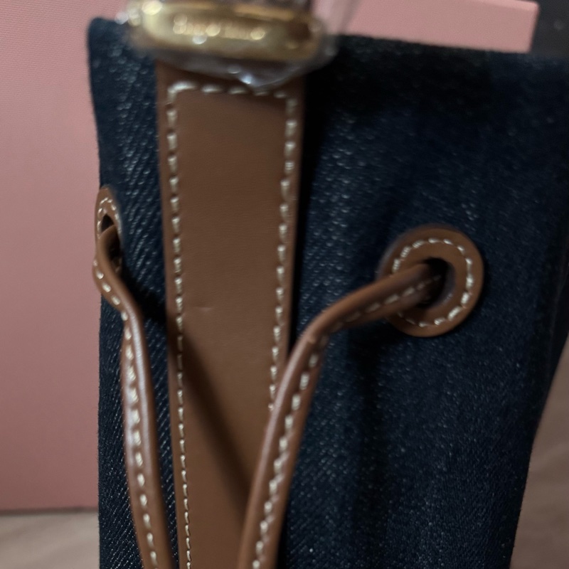 MIUMIU 24SS 丹寧帆布抽繩水桶包-10