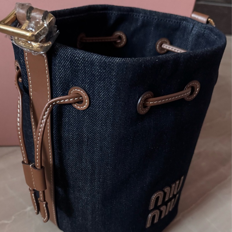 MIUMIU 24SS 丹寧帆布抽繩水桶包-11