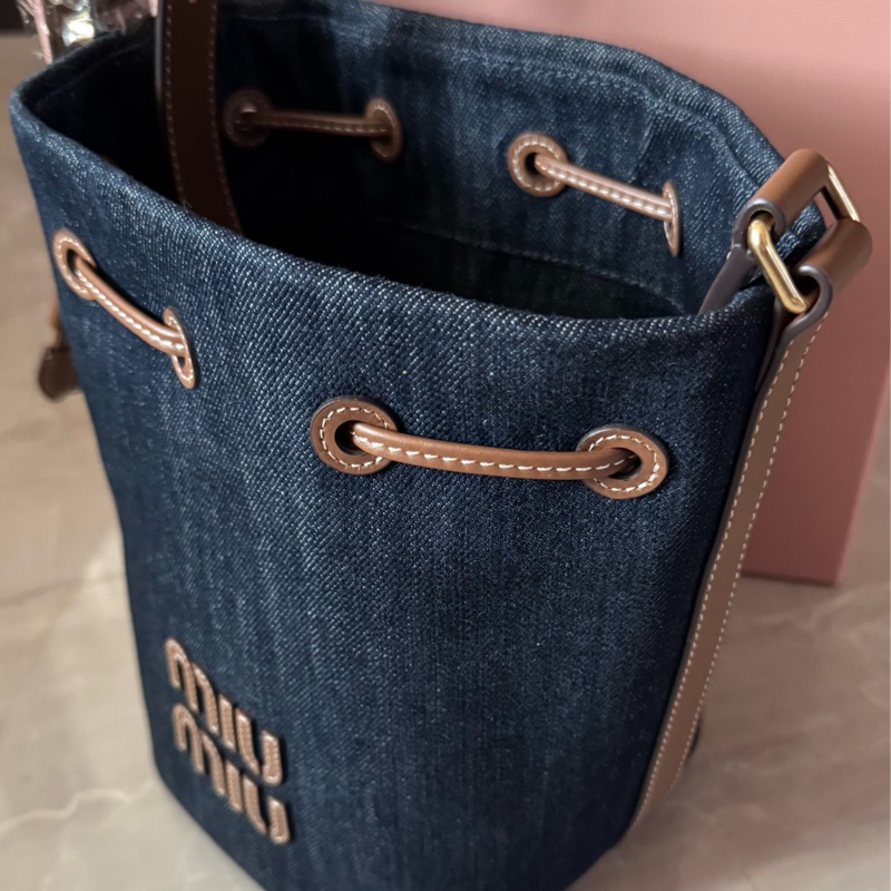 MIUMIU 24SS 丹寧帆布抽繩水桶包-13