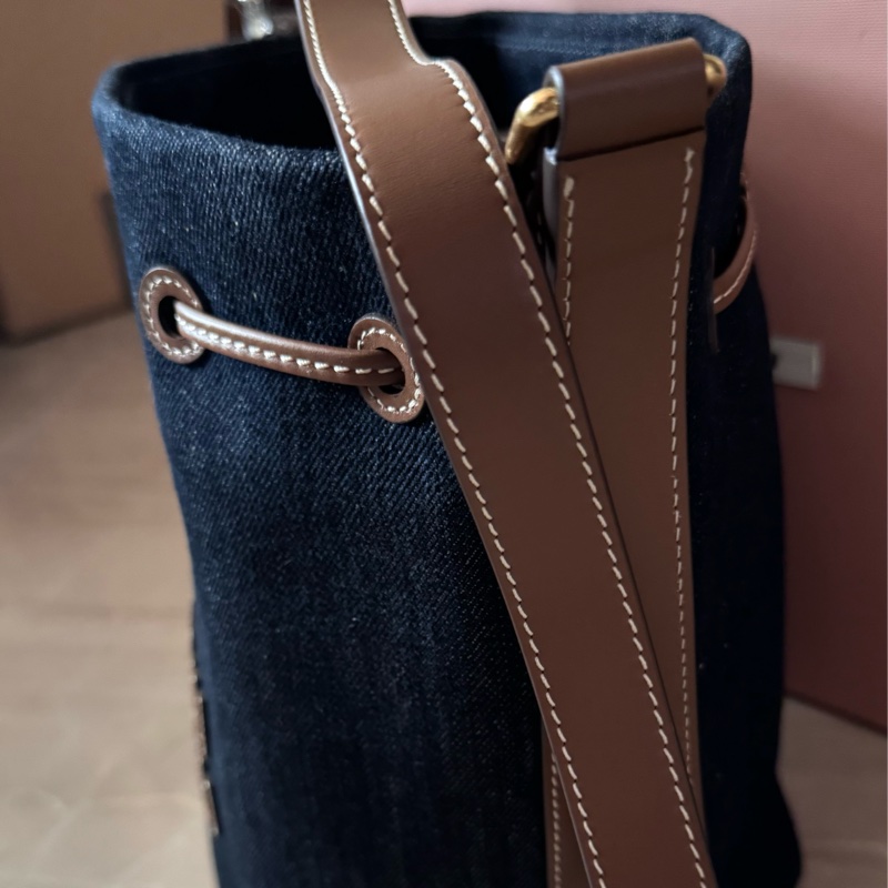 MIUMIU 24SS 丹寧帆布抽繩水桶包-14