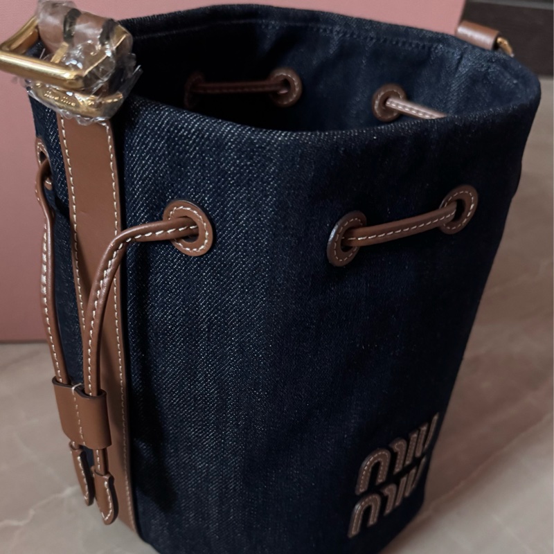 MIUMIU 24SS 丹寧帆布抽繩水桶包-15