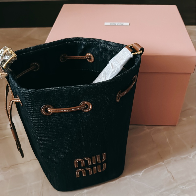MIUMIU 24SS 丹寧帆布抽繩水桶包-16