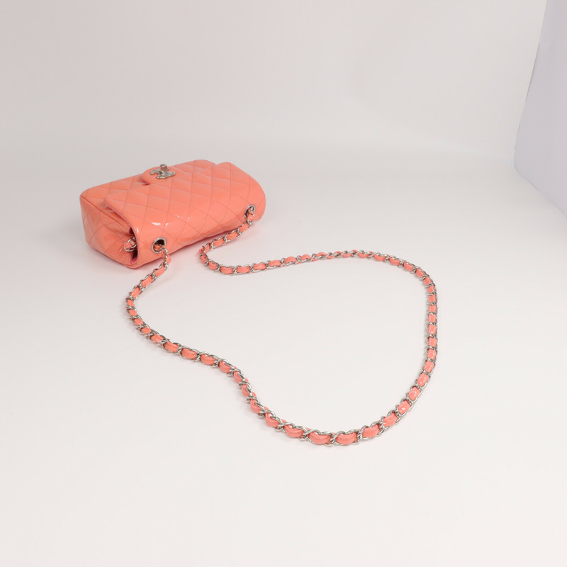 CHANEL 漆皮皮革Mini Classic 20銀扣鏈帶肩背袋-4