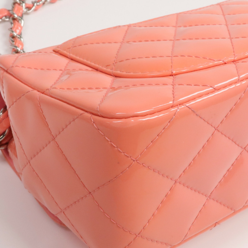 CHANEL 漆皮皮革Mini Classic 20銀扣鏈帶肩背袋-8